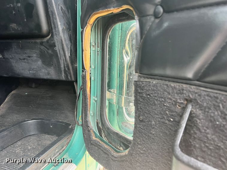 image for item MQ9785 2001 Freightliner FLD  semi truck