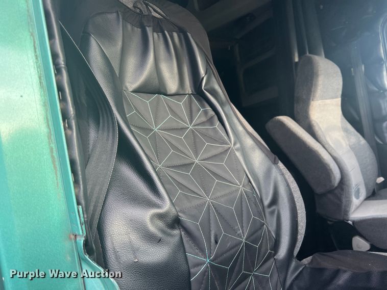 image for item MQ9785 2001 Freightliner FLD  semi truck