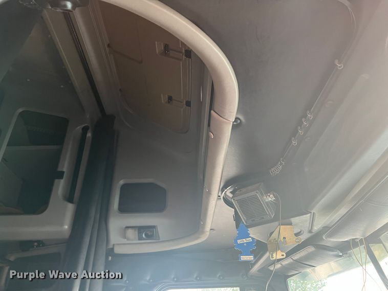 image for item MQ9785 2001 Freightliner FLD  semi truck