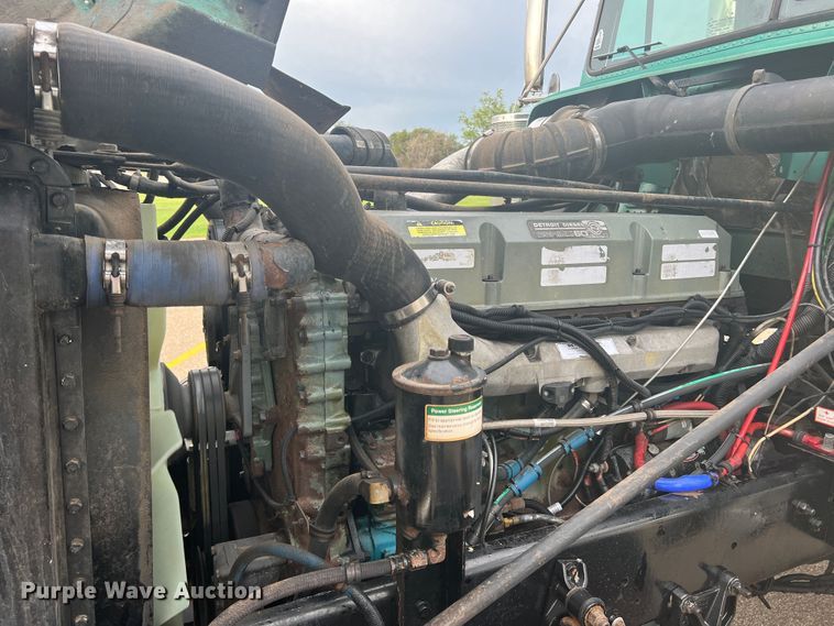 image for item MQ9785 2001 Freightliner FLD  semi truck