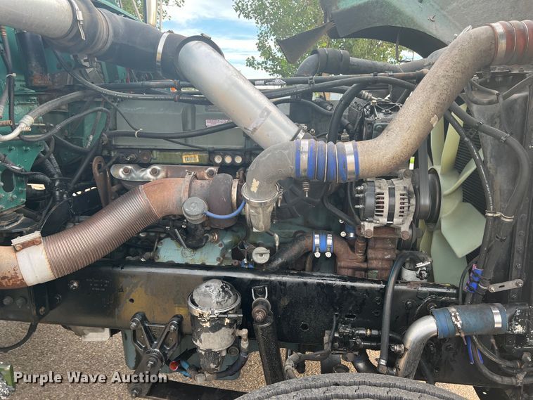 image for item MQ9785 2001 Freightliner FLD  semi truck