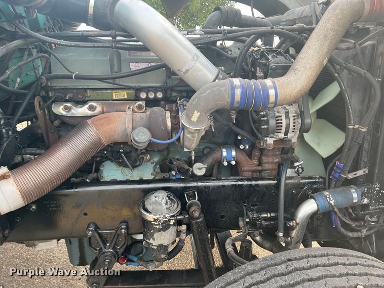 image for item MQ9785 2001 Freightliner FLD  semi truck