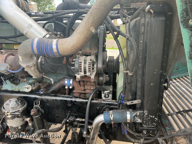 image for item MQ9785 2001 Freightliner FLD  semi truck