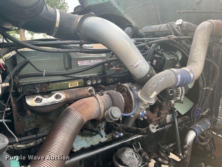 image for item MQ9785 2001 Freightliner FLD  semi truck