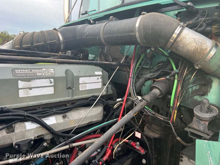 image for item MQ9785 2001 Freightliner FLD  semi truck