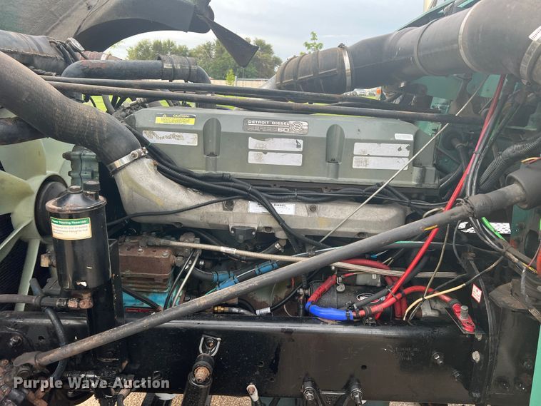 image for item MQ9785 2001 Freightliner FLD  semi truck