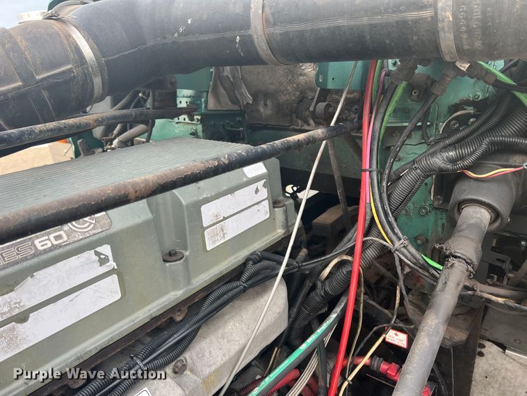 image for item MQ9785 2001 Freightliner FLD  semi truck