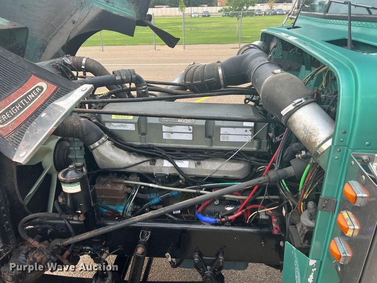 image for item MQ9785 2001 Freightliner FLD  semi truck