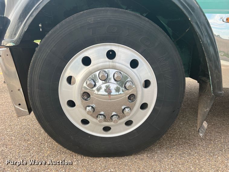 image for item MQ9785 2001 Freightliner FLD  semi truck