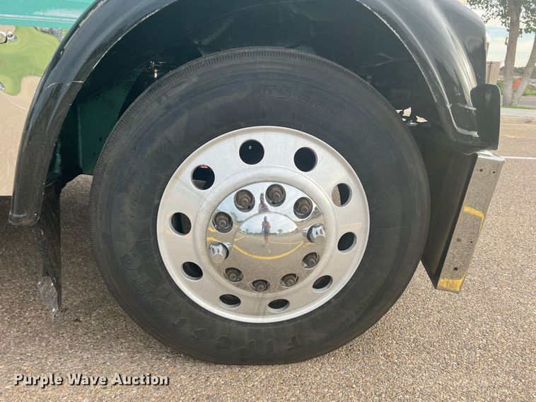 image for item MQ9785 2001 Freightliner FLD  semi truck