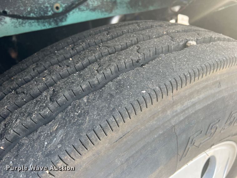 image for item MQ9785 2001 Freightliner FLD  semi truck