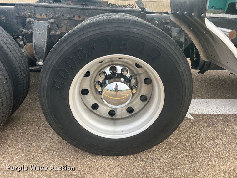 image for item MQ9785 2001 Freightliner FLD  semi truck