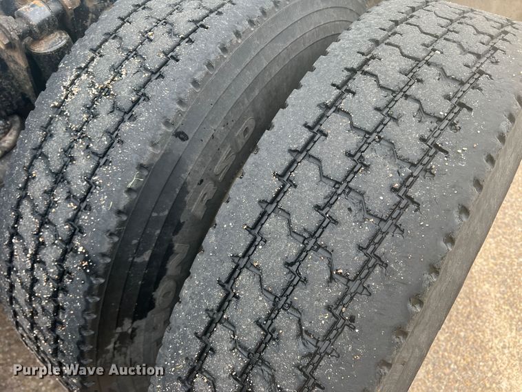 image for item MQ9785 2001 Freightliner FLD  semi truck