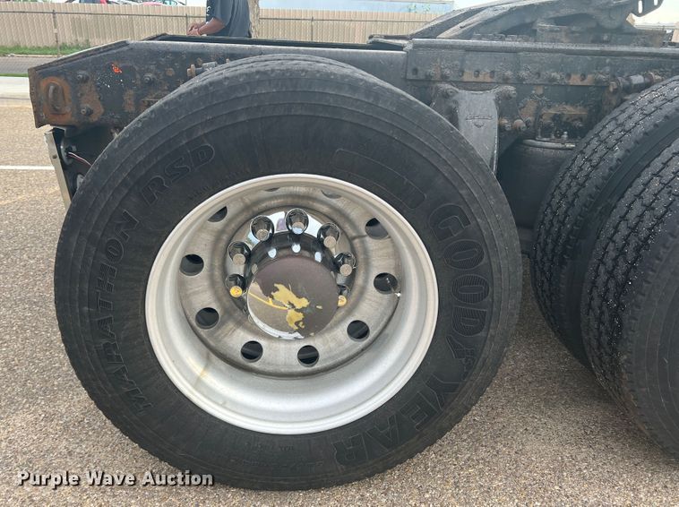 image for item MQ9785 2001 Freightliner FLD  semi truck