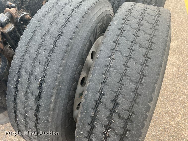 image for item MQ9785 2001 Freightliner FLD  semi truck