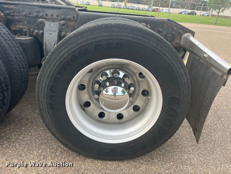 image for item MQ9785 2001 Freightliner FLD  semi truck