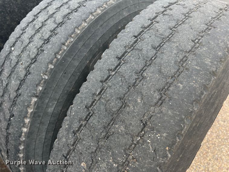 image for item MQ9785 2001 Freightliner FLD  semi truck