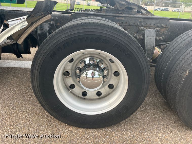 image for item MQ9785 2001 Freightliner FLD  semi truck