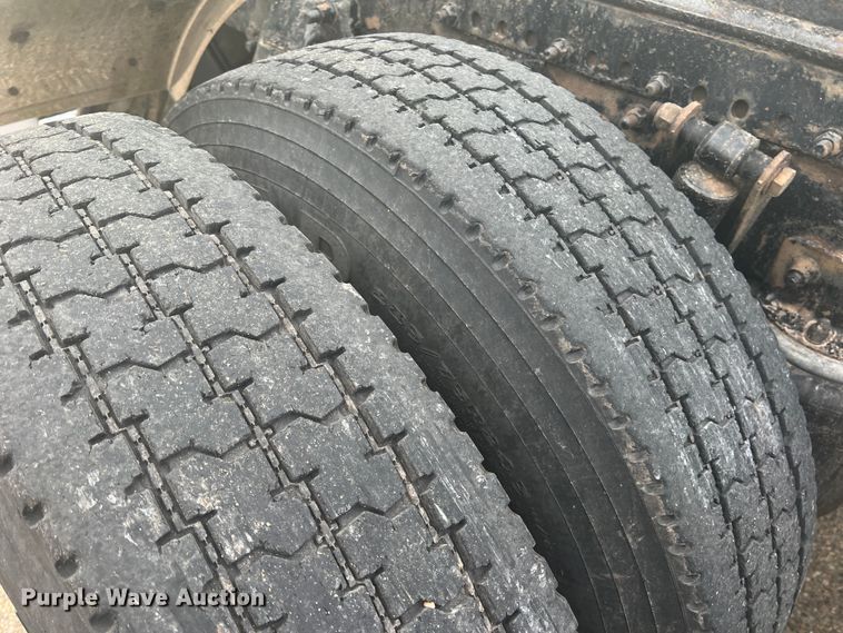 image for item MQ9785 2001 Freightliner FLD  semi truck