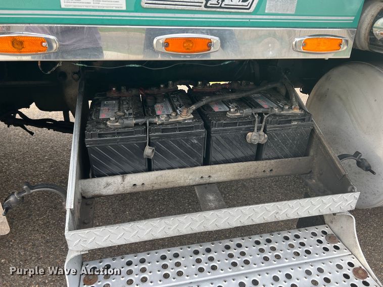 image for item MQ9785 2001 Freightliner FLD  semi truck