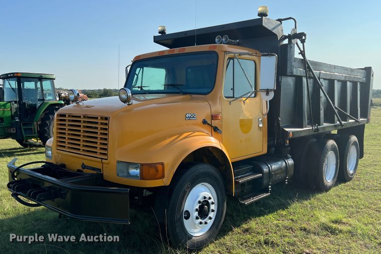 image for item MQ9789 2002 International 4900  dump truck