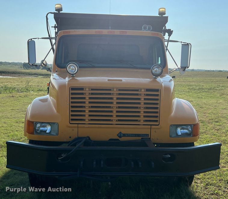 image for item MQ9789 2002 International 4900  dump truck