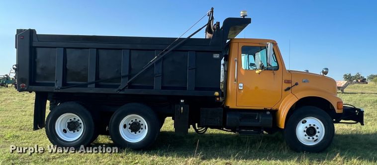 image for item MQ9789 2002 International 4900  dump truck