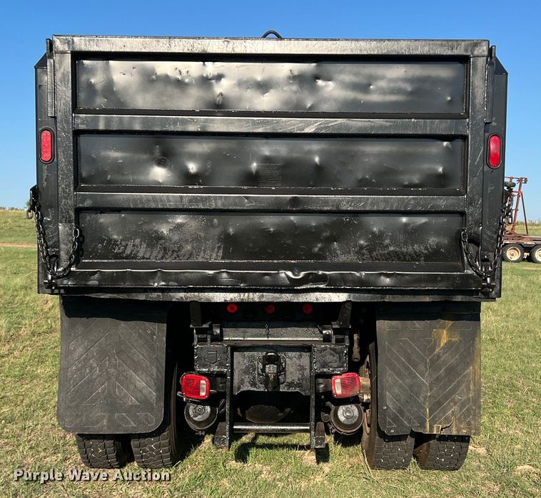 image for item MQ9789 2002 International 4900  dump truck