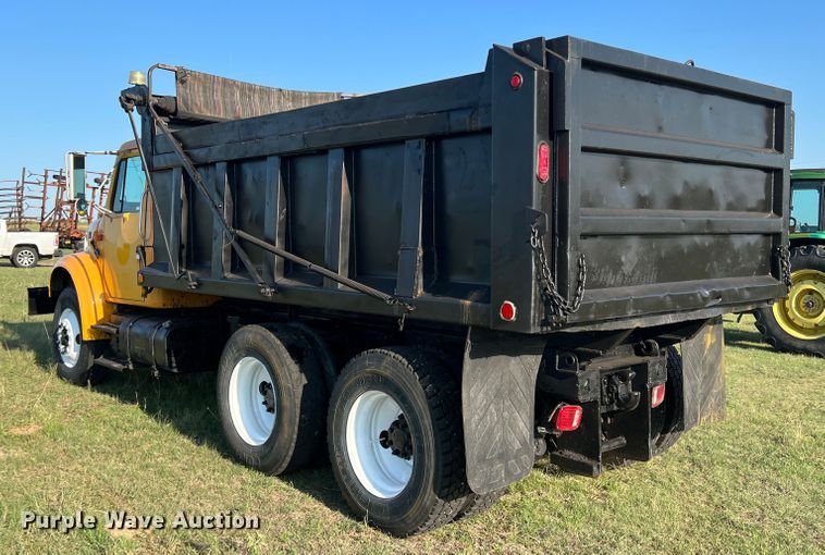 image for item MQ9789 2002 International 4900  dump truck
