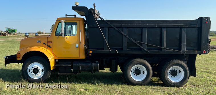 image for item MQ9789 2002 International 4900  dump truck