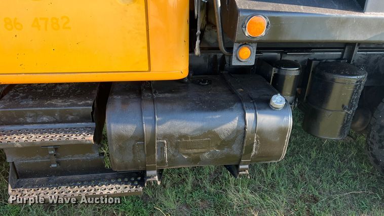 image for item MQ9789 2002 International 4900  dump truck