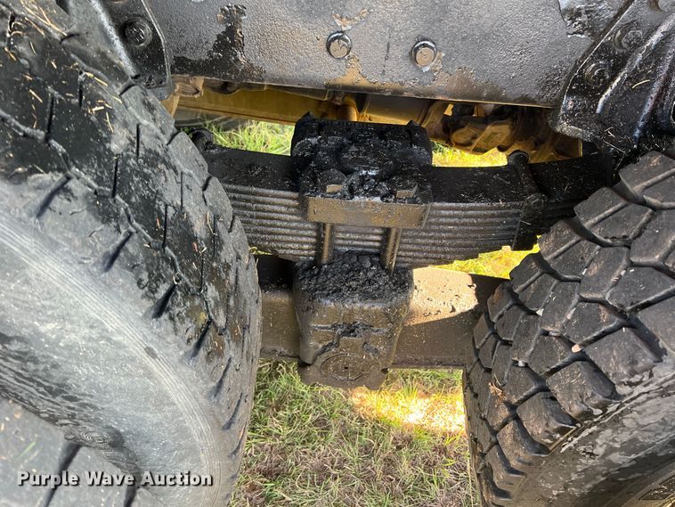 image for item MQ9789 2002 International 4900  dump truck