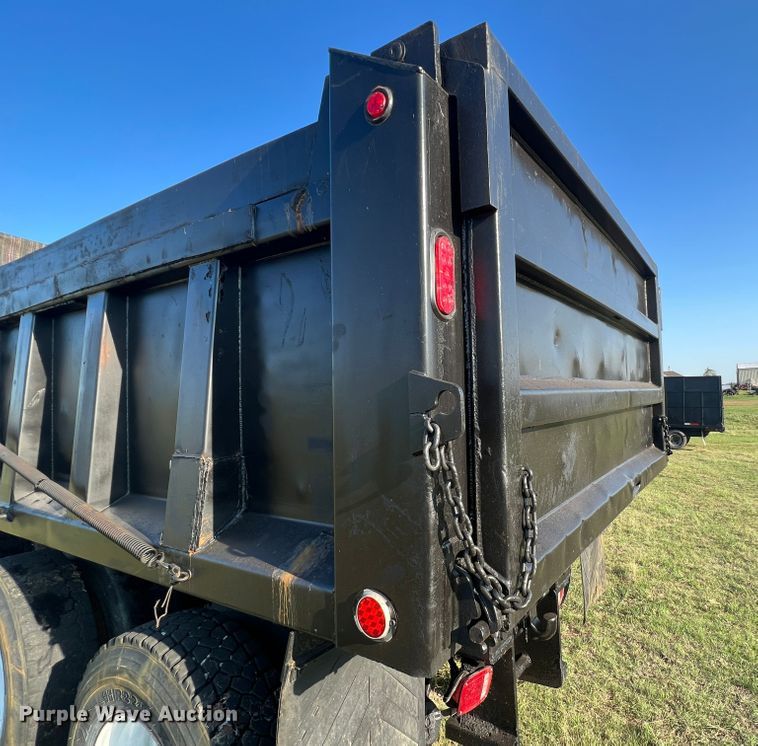 image for item MQ9789 2002 International 4900  dump truck