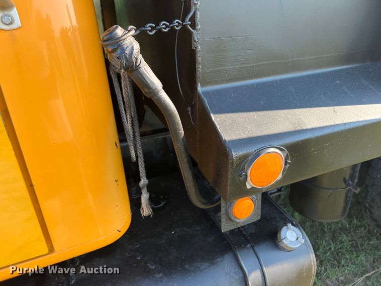 image for item MQ9789 2002 International 4900  dump truck