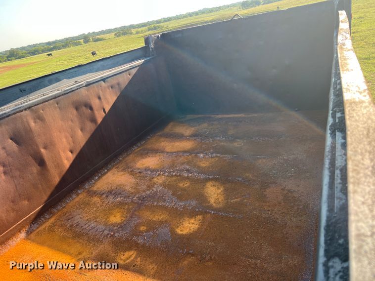 image for item MQ9789 2002 International 4900  dump truck