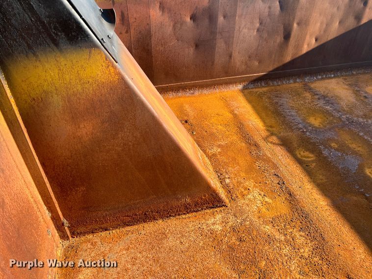 image for item MQ9789 2002 International 4900  dump truck