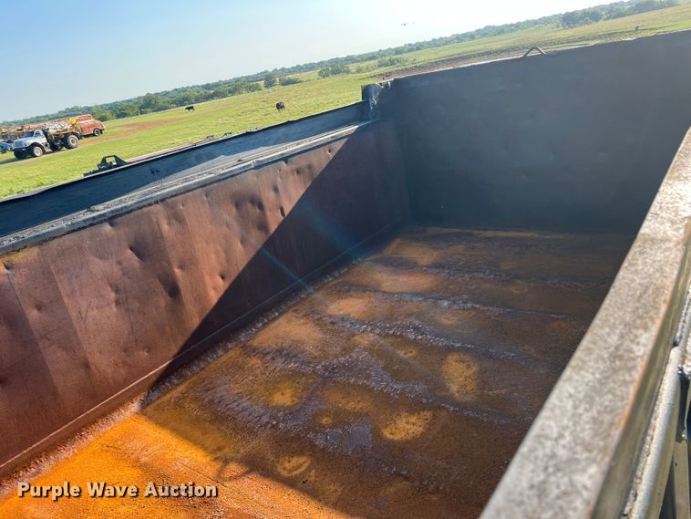 image for item MQ9789 2002 International 4900  dump truck