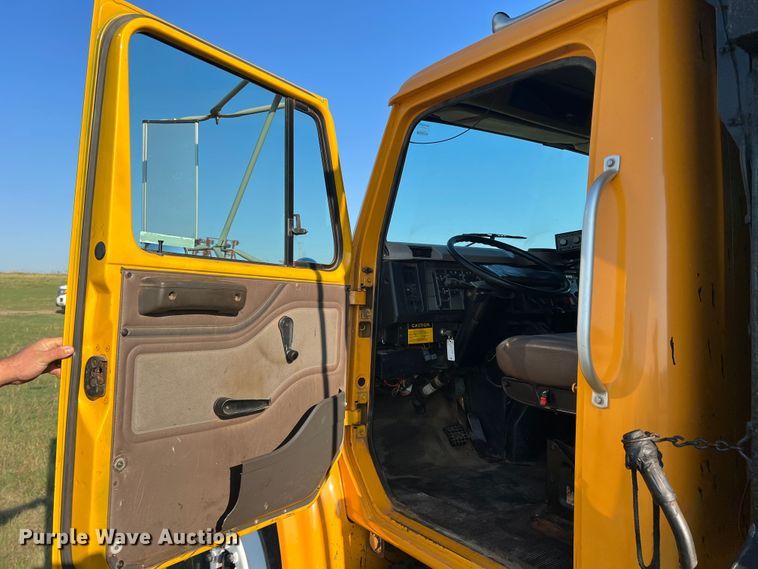 image for item MQ9789 2002 International 4900  dump truck