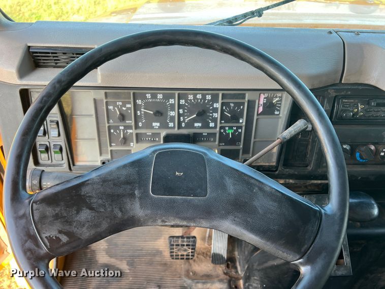 image for item MQ9789 2002 International 4900  dump truck