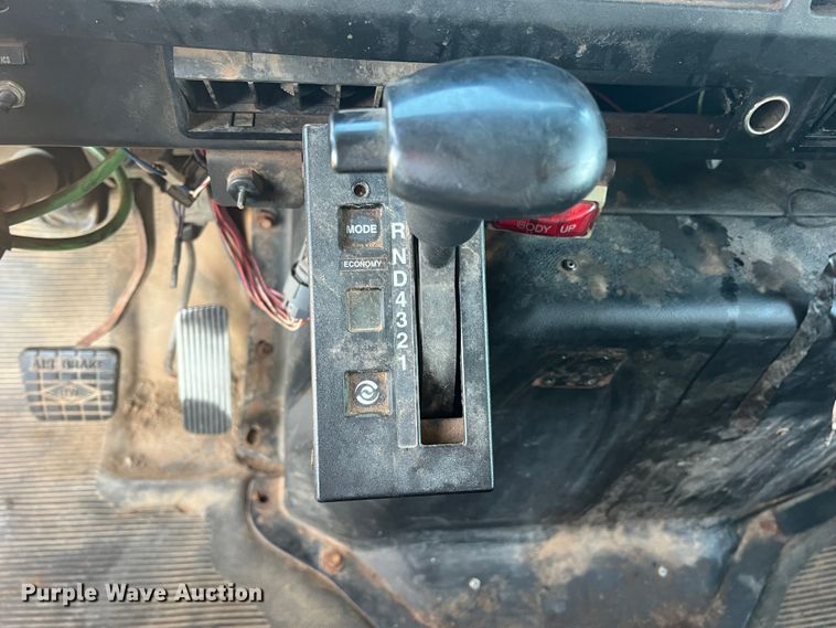 image for item MQ9789 2002 International 4900  dump truck