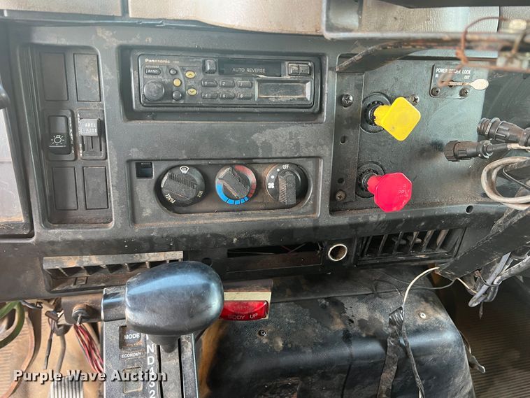 image for item MQ9789 2002 International 4900  dump truck