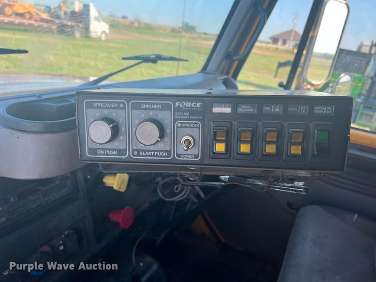 image for item MQ9789 2002 International 4900  dump truck