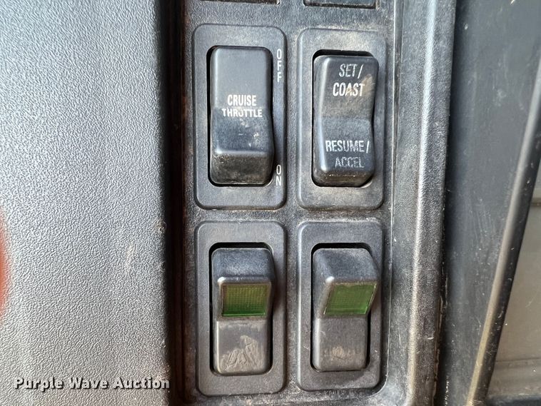 image for item MQ9789 2002 International 4900  dump truck