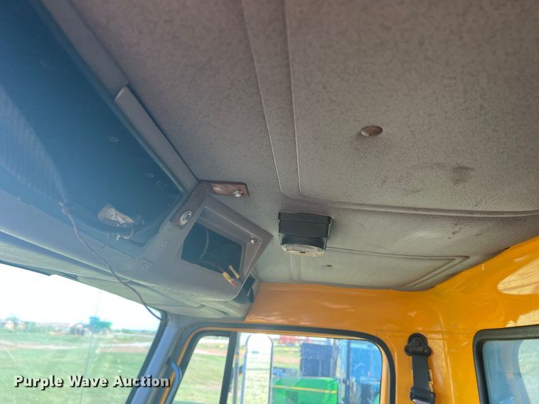 image for item MQ9789 2002 International 4900  dump truck