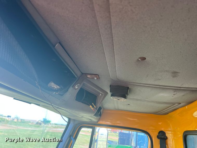 image for item MQ9789 2002 International 4900  dump truck