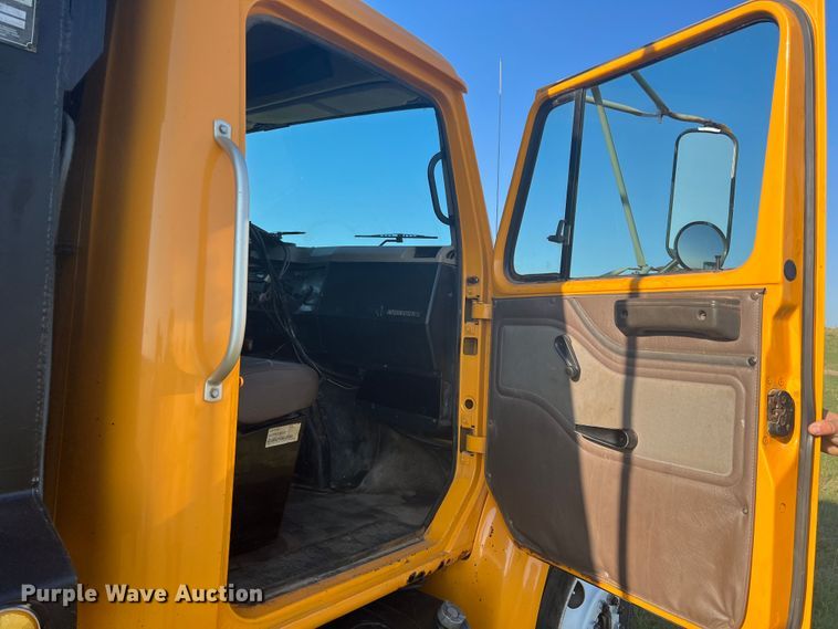 image for item MQ9789 2002 International 4900  dump truck