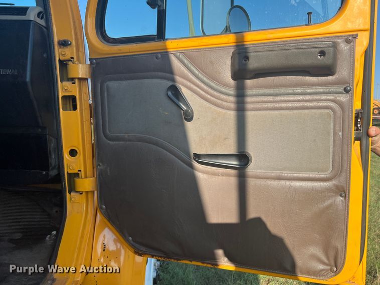 image for item MQ9789 2002 International 4900  dump truck