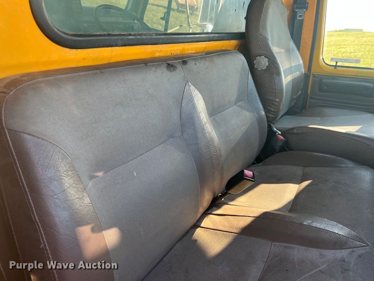 image for item MQ9789 2002 International 4900  dump truck