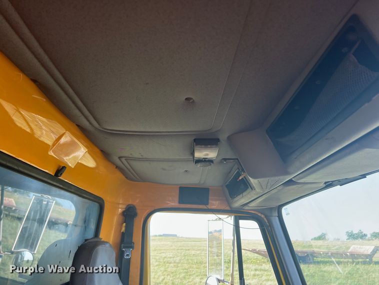 image for item MQ9789 2002 International 4900  dump truck