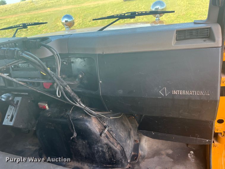 image for item MQ9789 2002 International 4900  dump truck